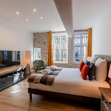 Easy Travel - Charming - Historic Center Apartmán *